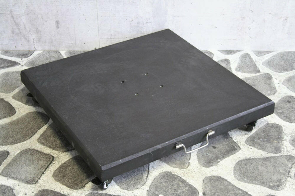 Pied de parasol sur roulettes : granit noir 100 kg.