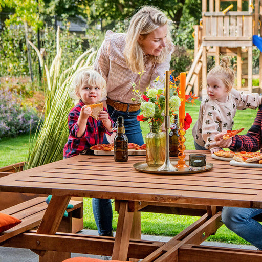 Buitenlucht genieten aan een vierkante picknicktafel