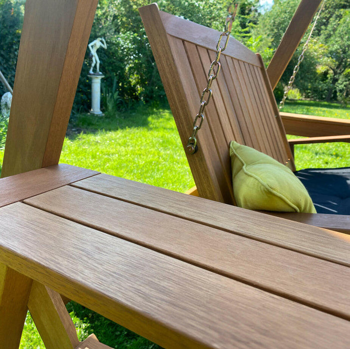 Hardhouten Schommelbank voor Twee Personen met Kussens en Overkapping - Meranti Hout, Robuuste Uitstraling voor Tuin en Terras