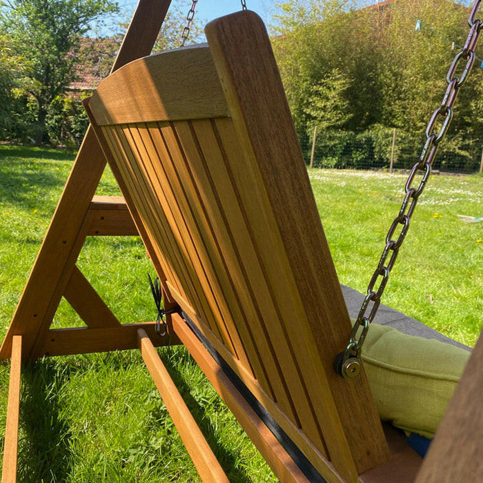 Balançoire en bois dur pour deux personnes avec coussins et auvent - Bois Meranti, aspect robuste pour jardin et terrasse