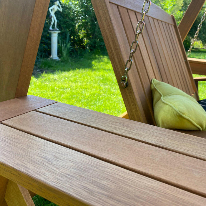 Balançoire en bois dur pour deux personnes avec coussins et auvent - Bois Meranti, aspect robuste pour jardin et terrasse